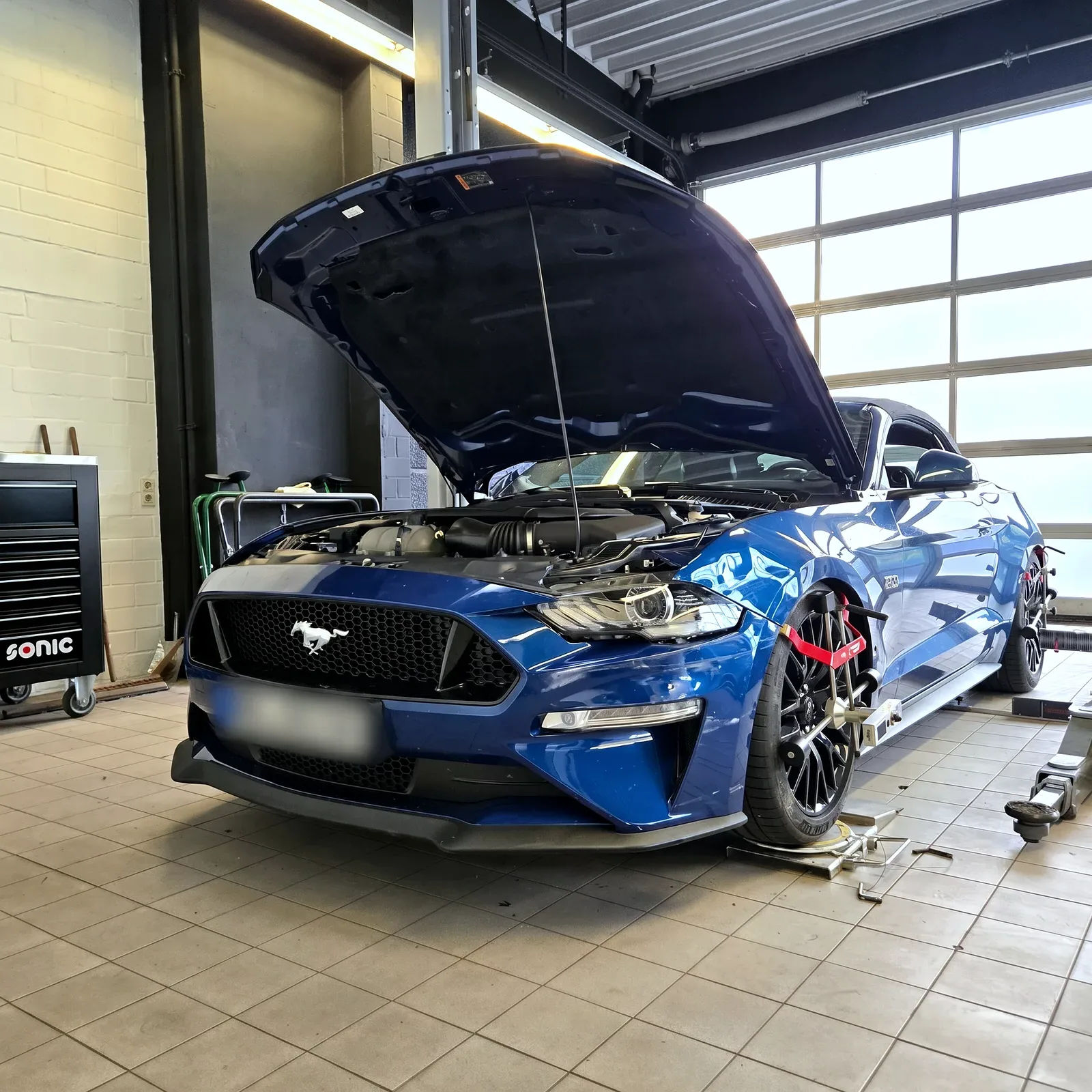 Achsvermessung am Ford Mustang in der Prüfhalle