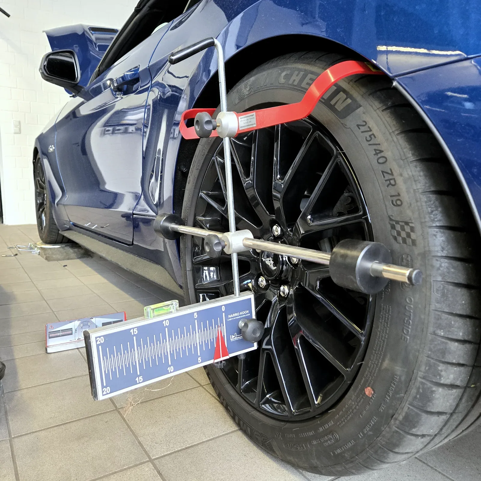 Detailaufnahme des Koch Achsmesssystems am Rad