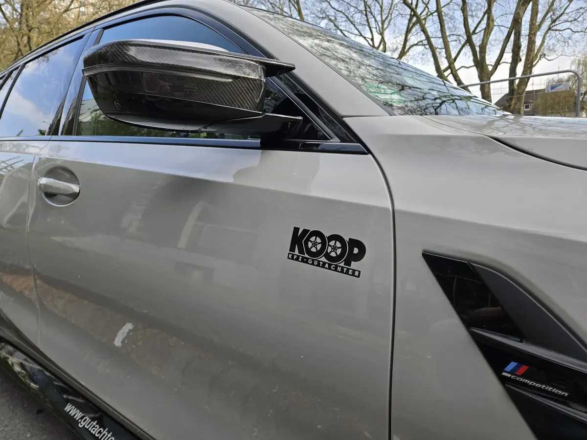 Koop Kfz-Gutachten Logo auf BMW M3 Competition Touring Kotflügel