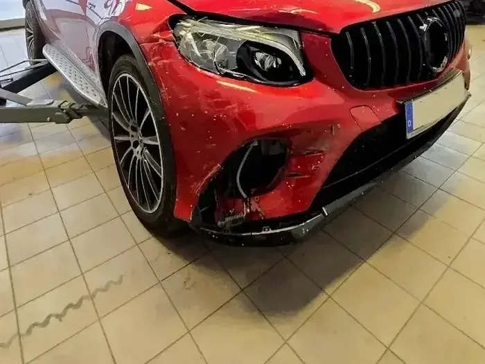 Kfz-Gutachter prüft Unfallwagen auf Wertminderung