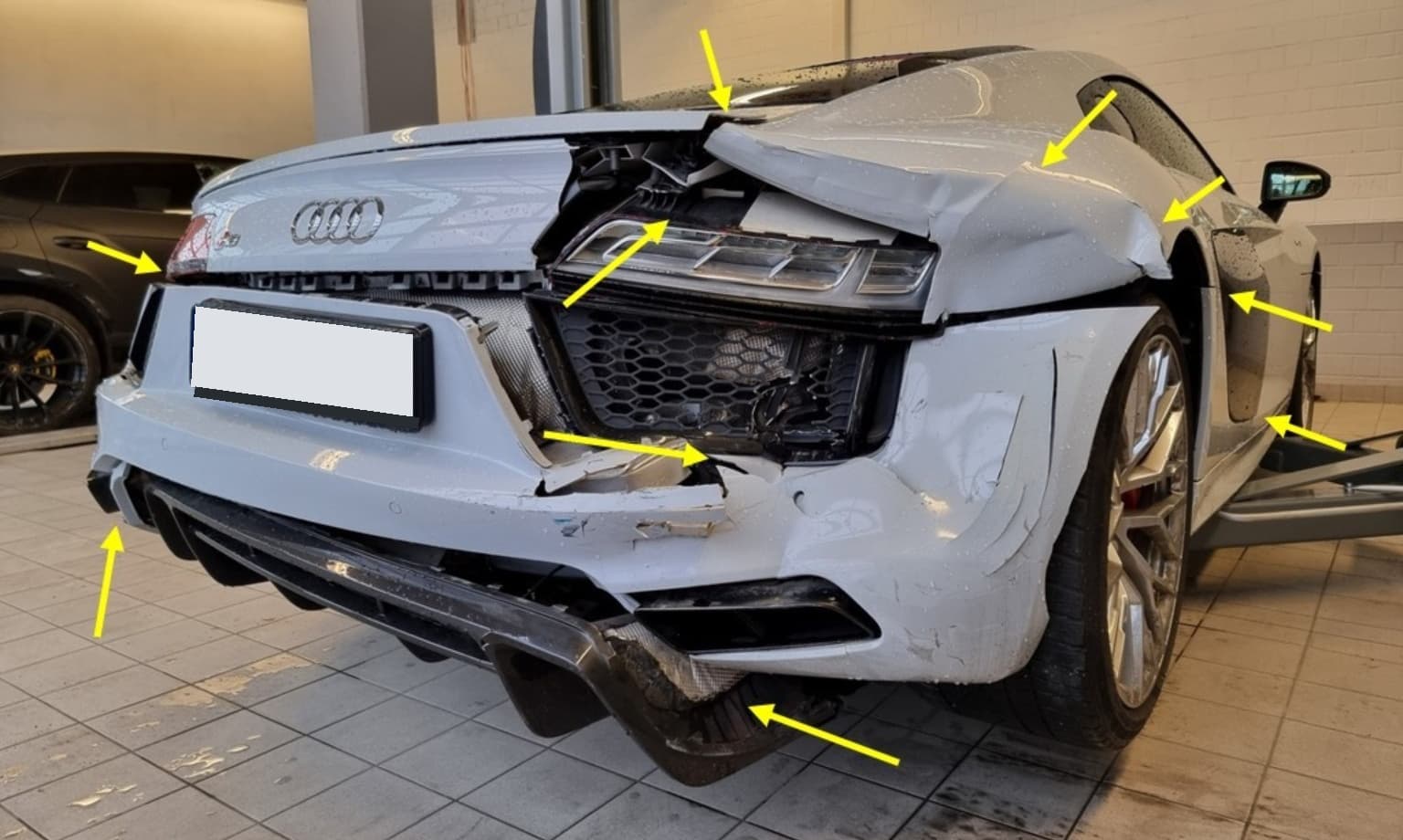 Das beschädigte Heck des Audi R8 vor der Demontage