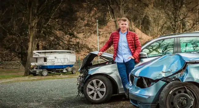 Andreas Koop, Kfz-Sachverständiger Lüdenscheid, bei der Schadenbegutachtung