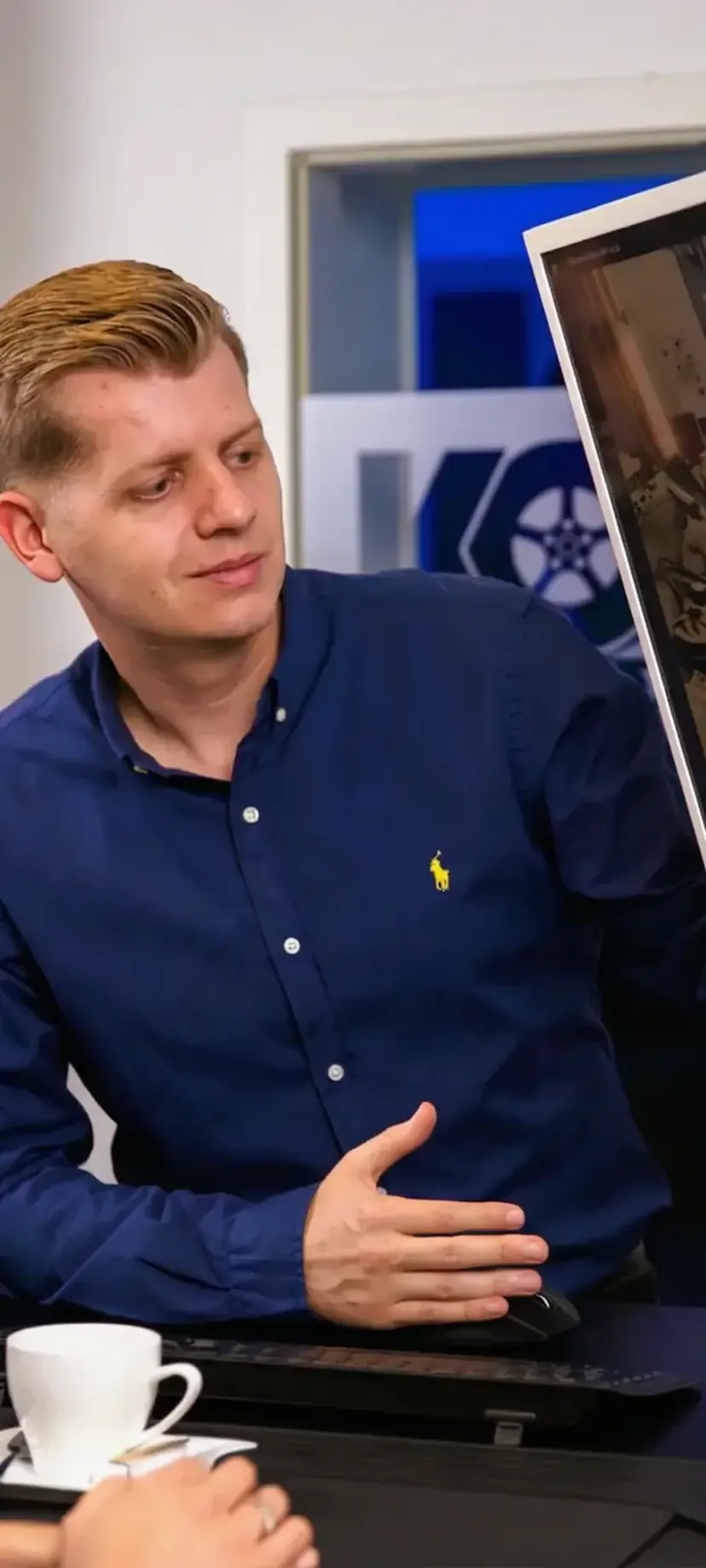 Andreas Koop im Beratungsgespräch mit Kundin