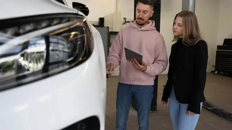 Andreas Koop im persönlichen Beratungsgespräch mit einer Kundin